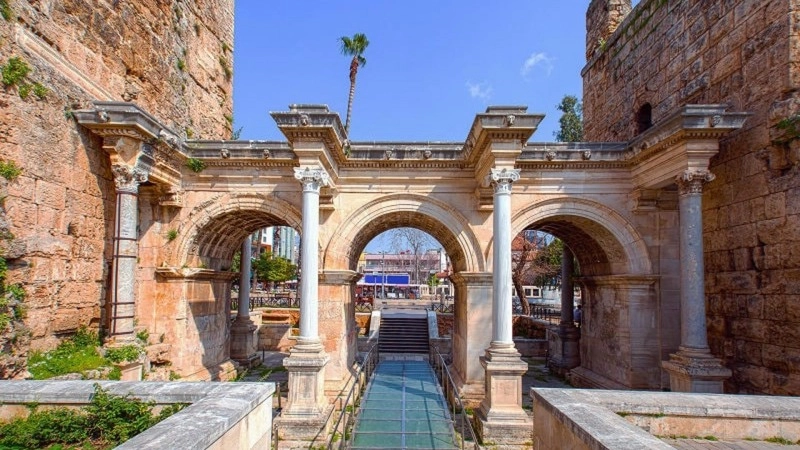 Hadrian Kapisi Uckapilar
